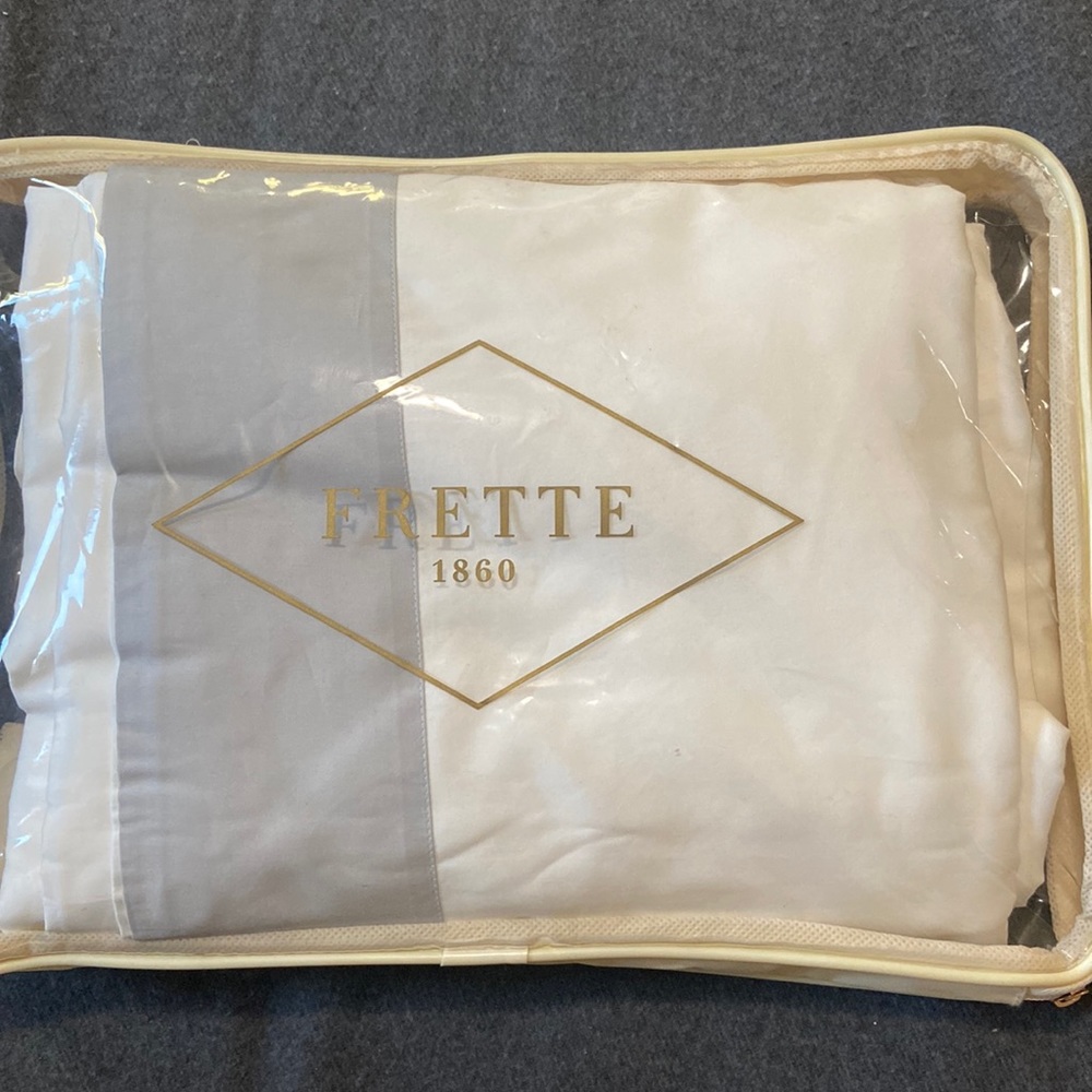 Authentic 
A duvet in smooth, soft and lustrous cotton sateen